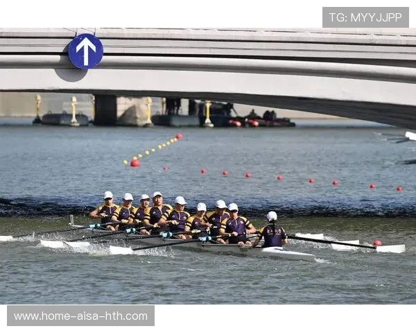 赛艇选手在最后 100 米加速完成超越 赛艇选手在最后 100 米加速完成超越